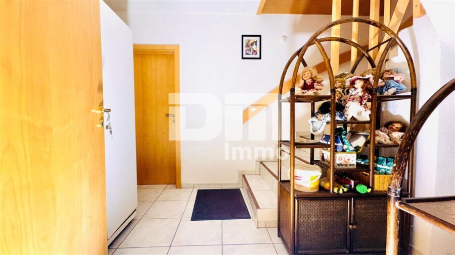 Einfamilienhaus mit Einliegerwohnung in Traumlage mit Terrasse, Naturgarten und Garage - Souterrain Flur / Diele